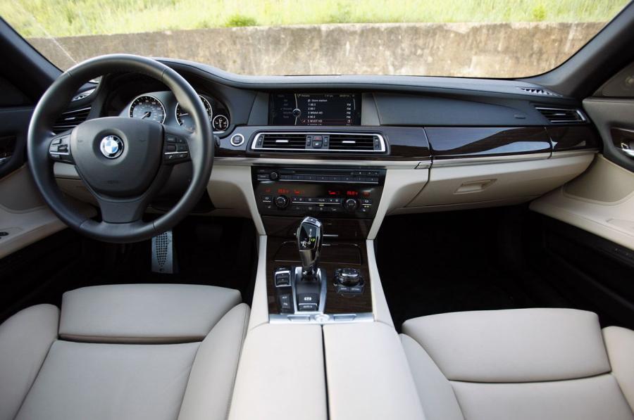  BMW 740Li 2011 года  (фото 33 из 48)